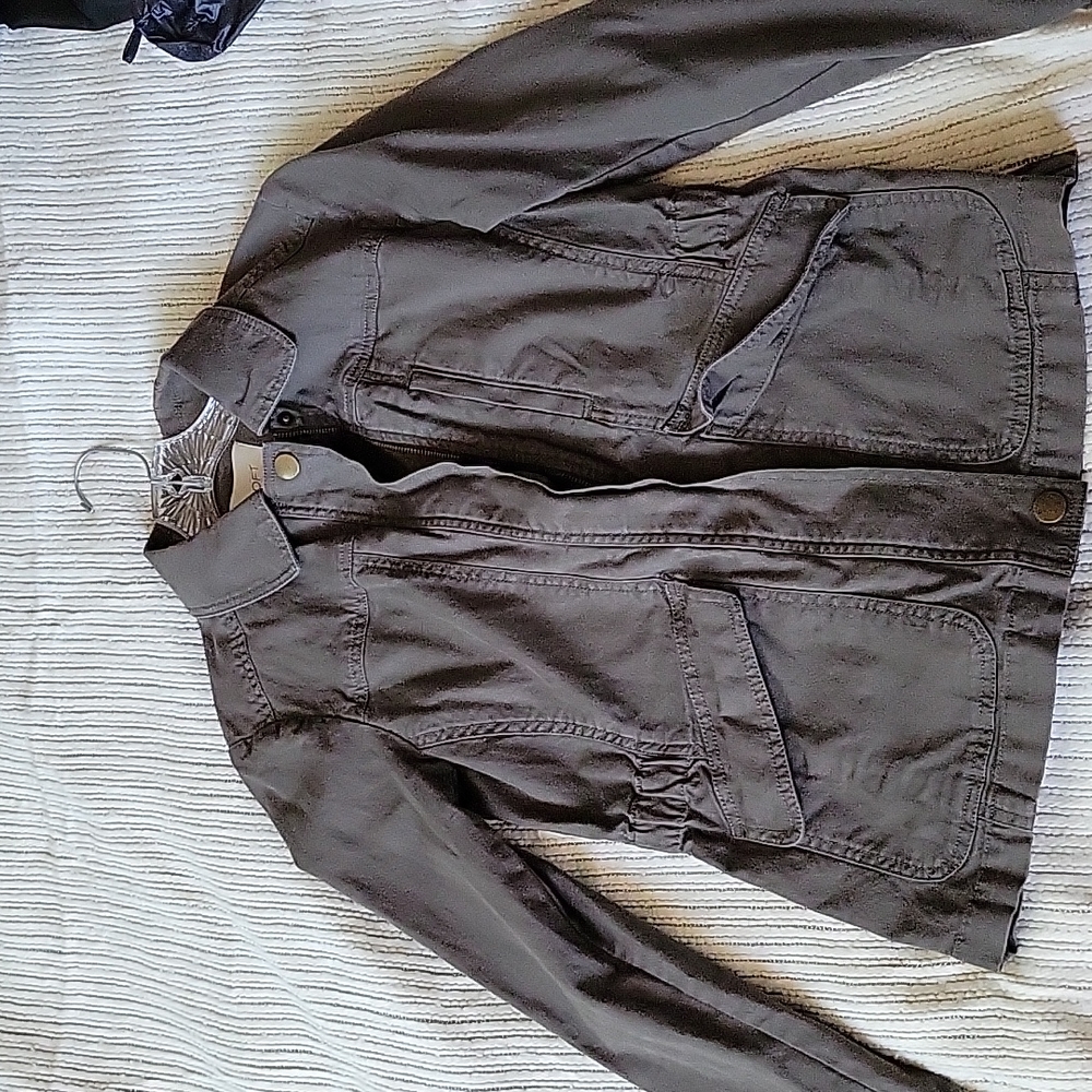 Loft fitted army green jacket. Size S. Zipper closure and 3 pockets.